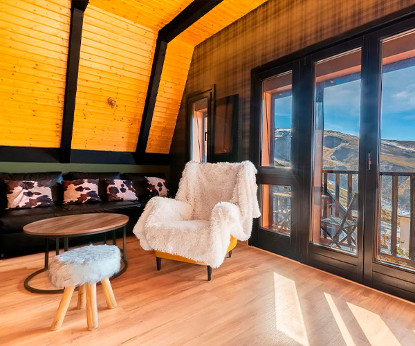ventanal de sala principal en apartamento en sierra nevada