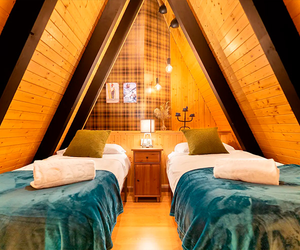 dormitorio con 2 camas individuales