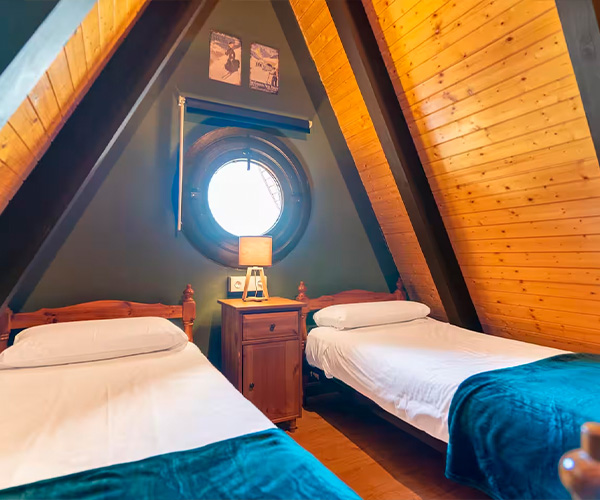 dormitorio con 2 camas