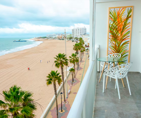 terraza con vistas a la playa en apartamento en la ciudad de rota
