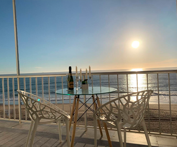 terraza con vistas a la playa en apartamento en rota
