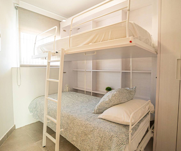 habitación con cama litera