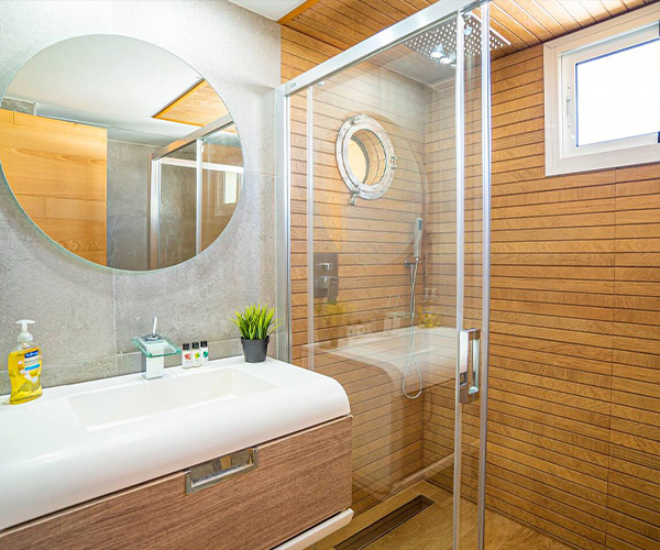beño con placa ducha en apartamento