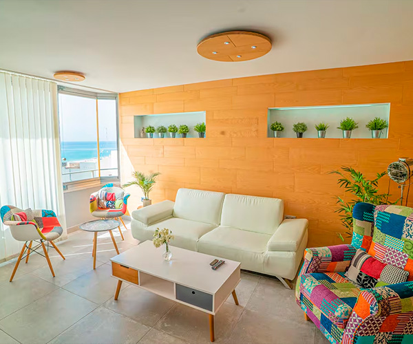 sala principal con vistas al mar en apartamento en rota