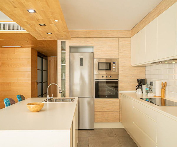 cocina amplia de apartamento en rota