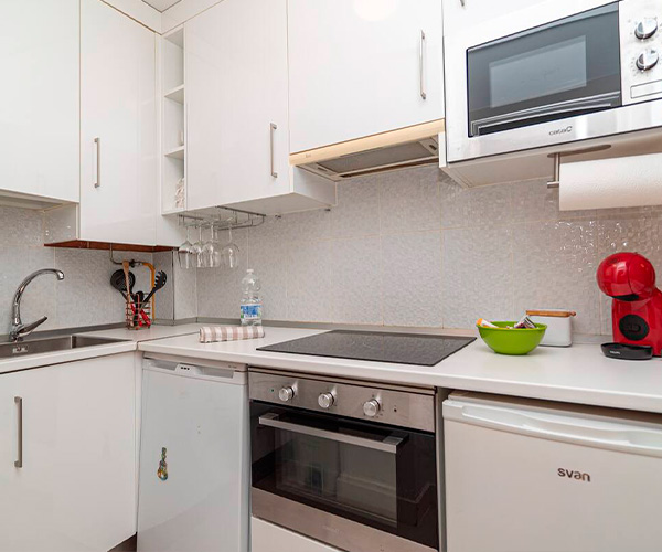 cocina completa en alojamiento en rota
