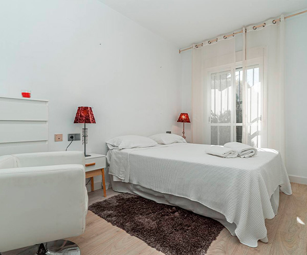 habitación con cama doble en piso en rota