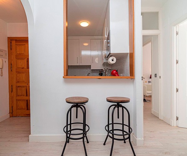salon-comedor y entrada del apartamento en rota
