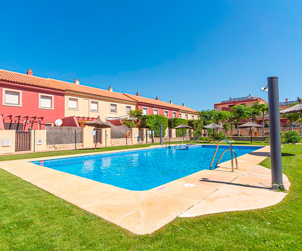 piscina comunitaria en alojamiento en rota