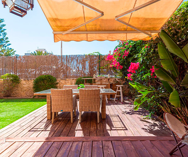 terraza jardin en apartamento en rota
