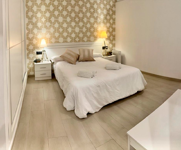 habitacion con cama de matrimonio en apartamento en rota