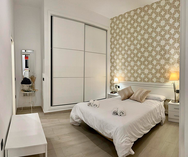 habitacion principal con cama doble en apartamento en rota