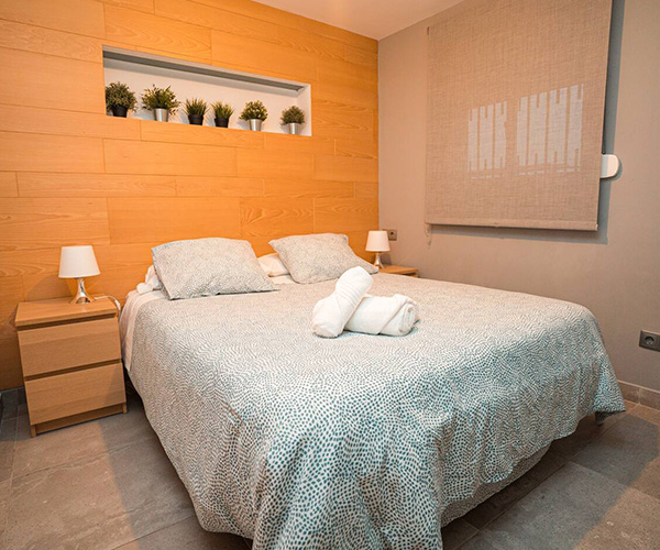 cama de matrimonio en apartamento en rota